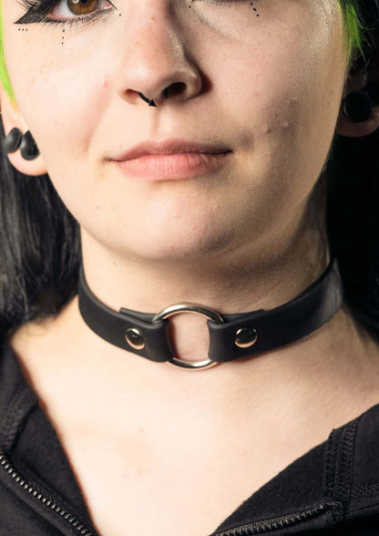 Schwarzes Lederhalsband mit Metallring.