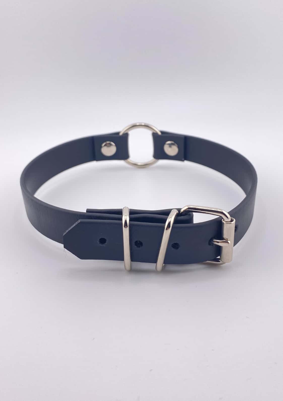 Handgefertigter navyblauer Lederchoker mit Silberbuckle und D-Ring, gothic Stil