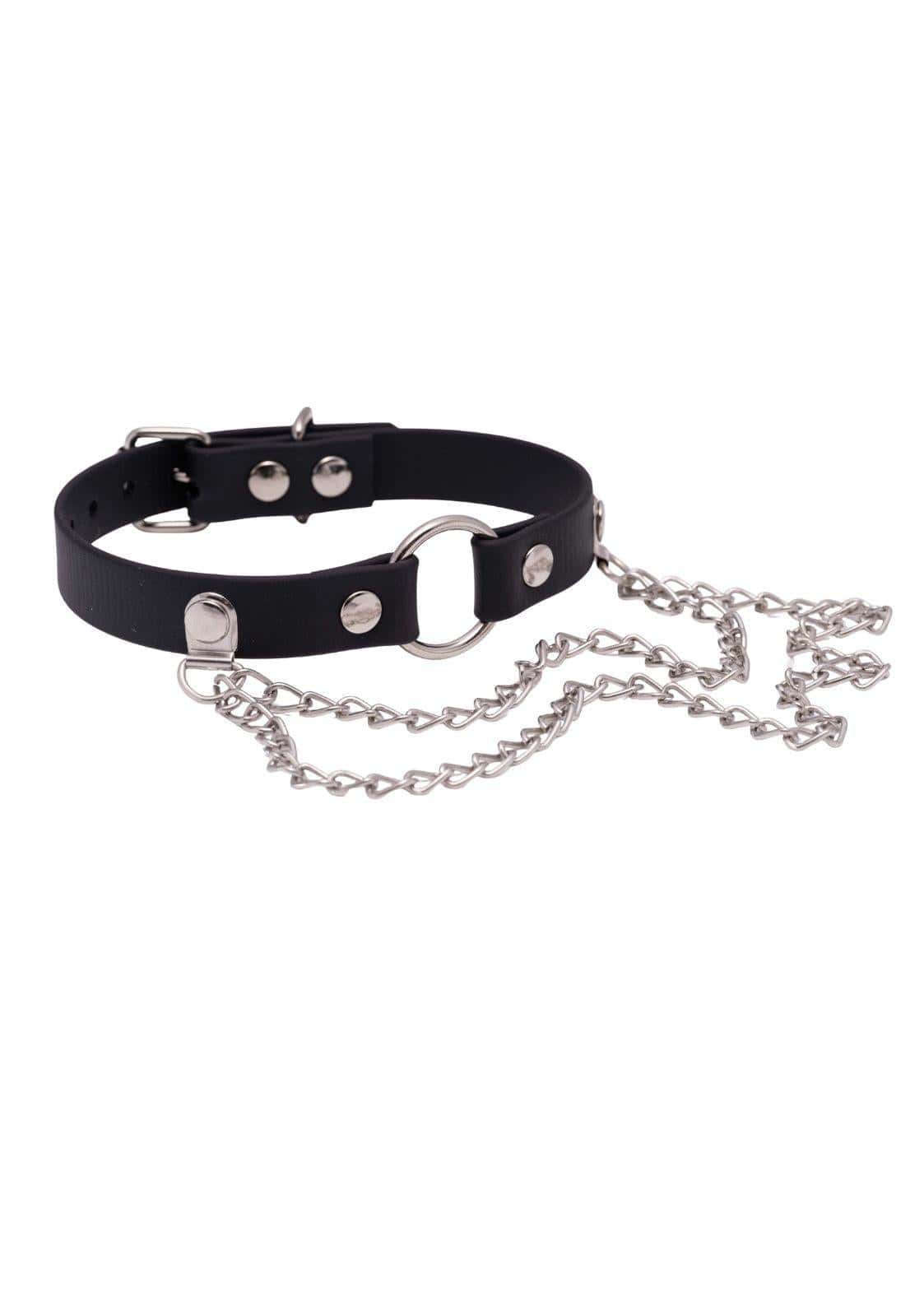 Schwarzer leder choker mit silberfarbener metallhardware und handgefertigte herz-kettenglieder aus langlebigem material