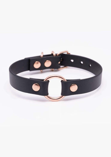 Detailaufnahme des schwarzen Easure O-Ring Chokers aus BioThane mit rosegoldenem O-Ring