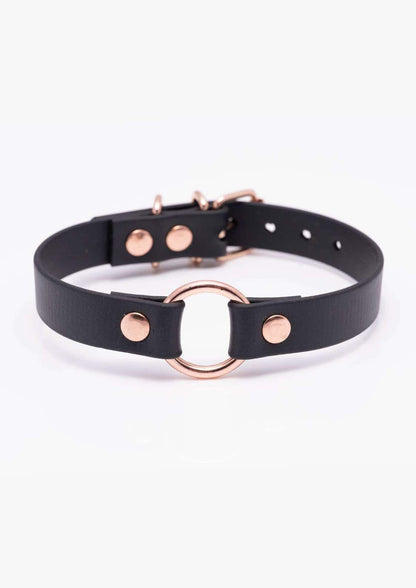 Detailaufnahme des schwarzen Easure O-Ring Chokers aus BioThane mit rosegoldenem O-Ring