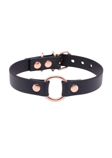Frontansicht des schwarzen Easure O-Ring Chokers aus BioThane mit einem rosegoldenem O-Ring