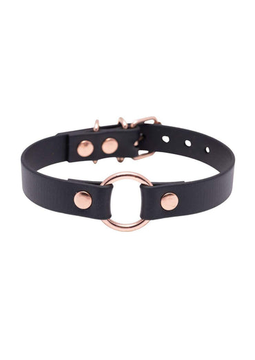 Schwarzer handgefertigte choker aus langlebiges material mit rosegold-ton metallakzenten und o-ring für gothic look