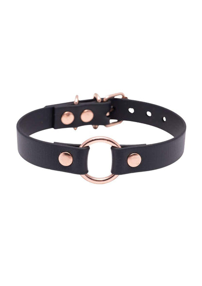 Schwarzer handgefertigte choker aus langlebiges material mit rosegold-ton metallakzenten und o-ring für gothic look