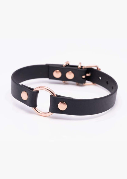 Seitenansicht des schwarzen Easure CO-Ring Chokers aus BioThane mit rosegoldenem O-Ring