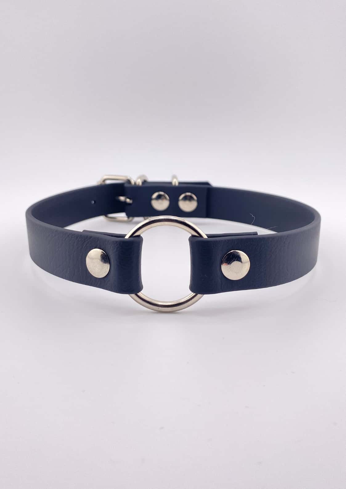 Frontansicht des schwarzen Easure O-Ring Chokers mit silbernem O-Ring
