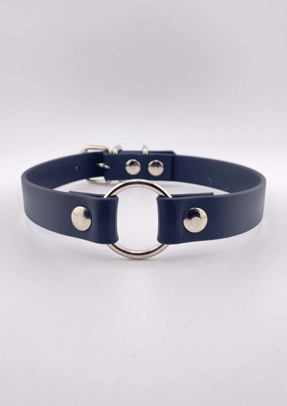 Frontansicht des schwarzen Easure O-Ring Chokers mit silbernem O-Ring