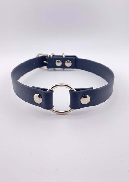 Schwarzer Easure O-Ring Choker aus BioThane mit silbernem O-Ring in der Draufsicht