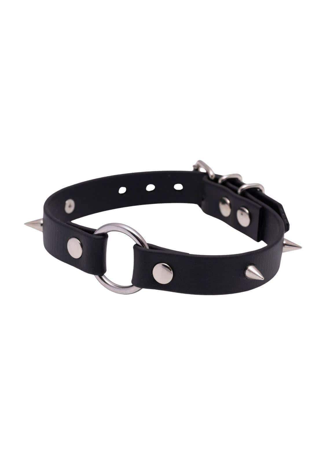 Seitenansicht des schwarzen Easure O-Ring Spike silver Chokers aus BioThane mit silbernem O-Ring und Nieten