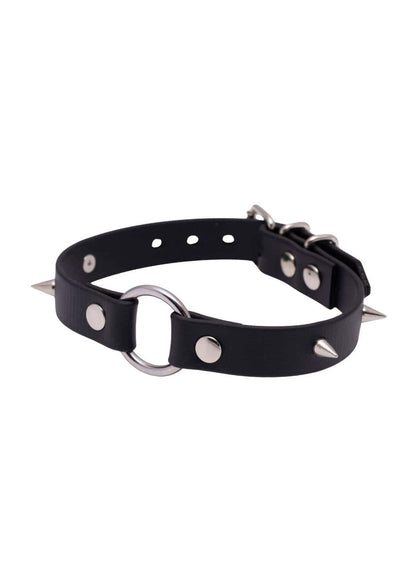 Seitenansicht des schwarzen Easure O-Ring Spike silver Chokers aus BioThane mit silbernem O-Ring und Nieten