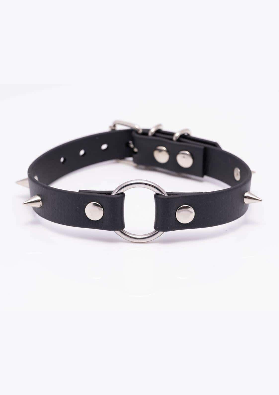 Detailaufnahme des schwarzen Easure O-Ring Spike silver Chokers aus BioThane mit silbernem O-Ring und Metallnieten