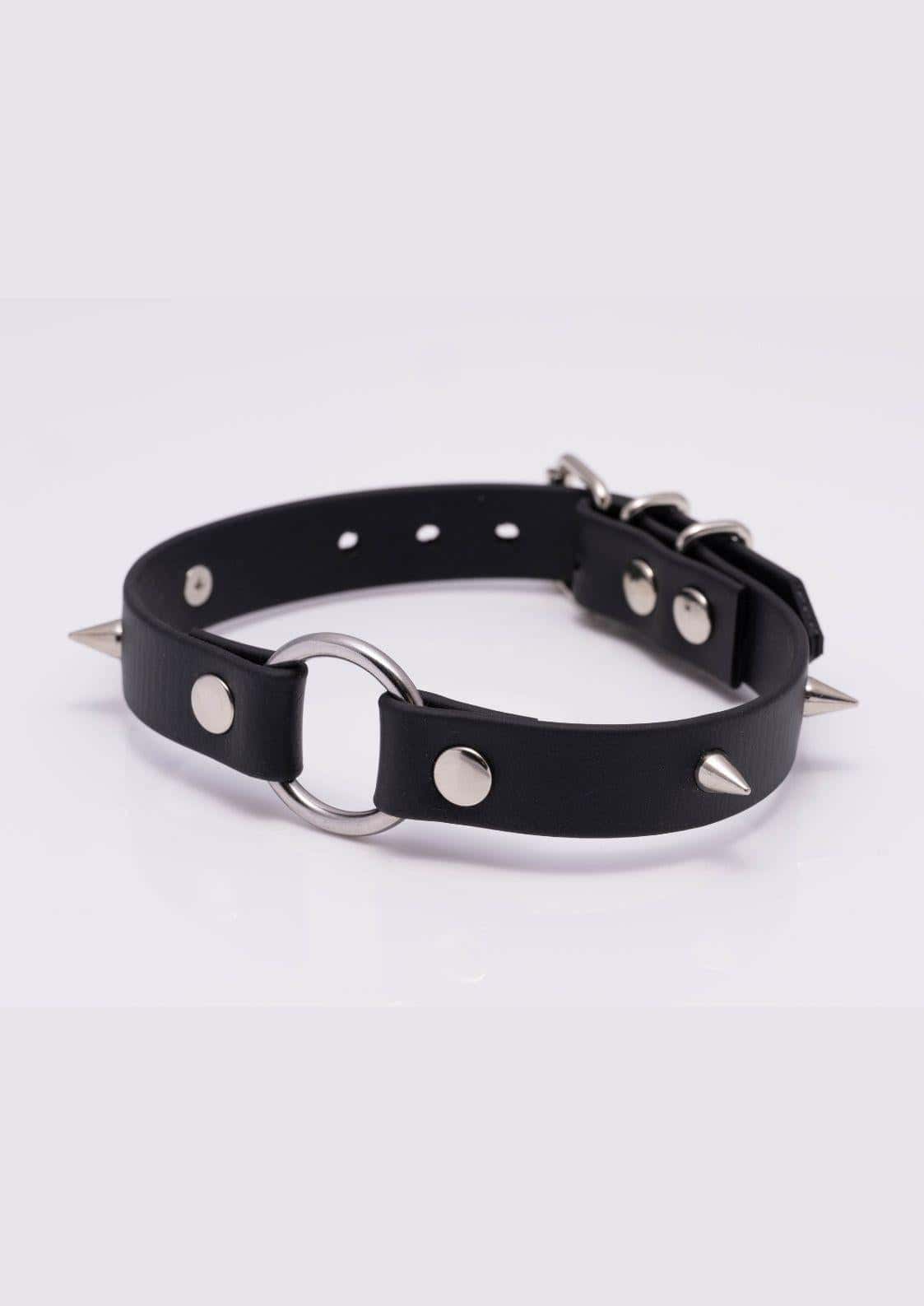 Black leder choker mit silbernen spikes und o-ring, handgefertigte choker aus langlebigem material im gothic stil