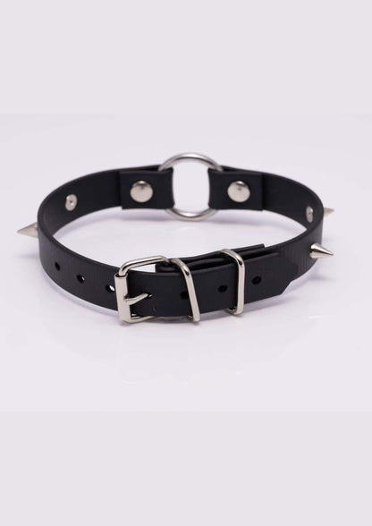 Rückansicht des schwarzen Easure O-Ring Spike silver Chokers aus BioThane mit Nieten