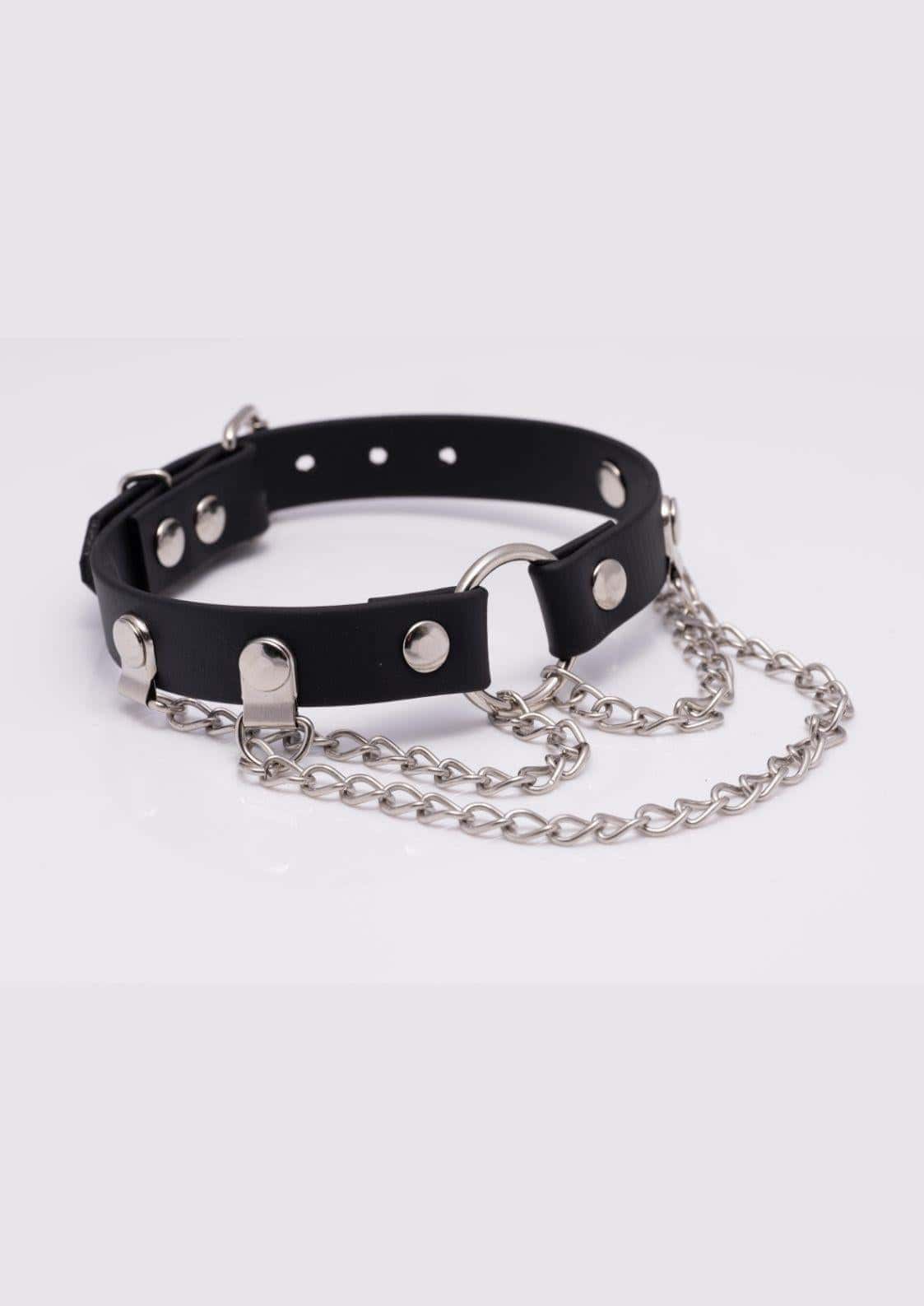 Detailaufnahme des Easure O-Ring Triple Chain Chokers aus BioThane mit silbernem O-Ring und 3-reihiger Metallkette