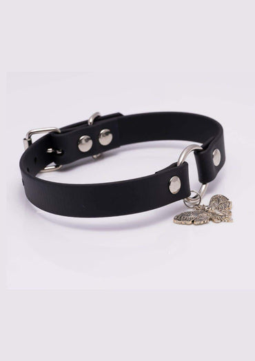 Schwarzer Easure O-Ring with Skull Moth Choker aus BioThane mit silbernem O-Ring und Mottenanhänger in Seitenansicht
