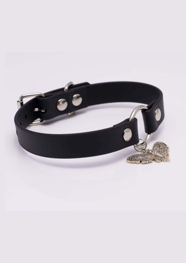 Schwarzer handgefertigte choker aus langlebiges material mit silberfarbenem schnallenverschluss und schmetterlingsanhänger