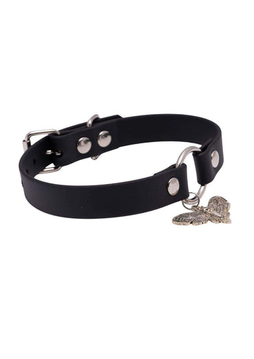 Easure O-Ring with Skull Moth Choker aus BioThane mit silbernem O-Ring und Mottenanhänger