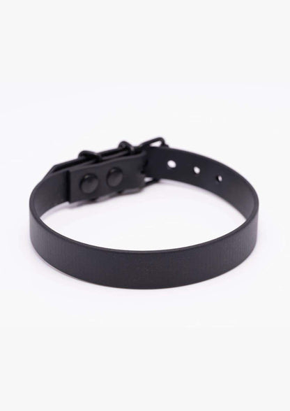 Seitenansicht des schwarzen Easure plain Chokers aus BioThane mit schwarzer Schnalle