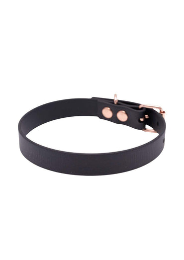 Seitenansicht eines schwarzen Easure plain Chokers aus BioThane mit rosegoldener Schnalle