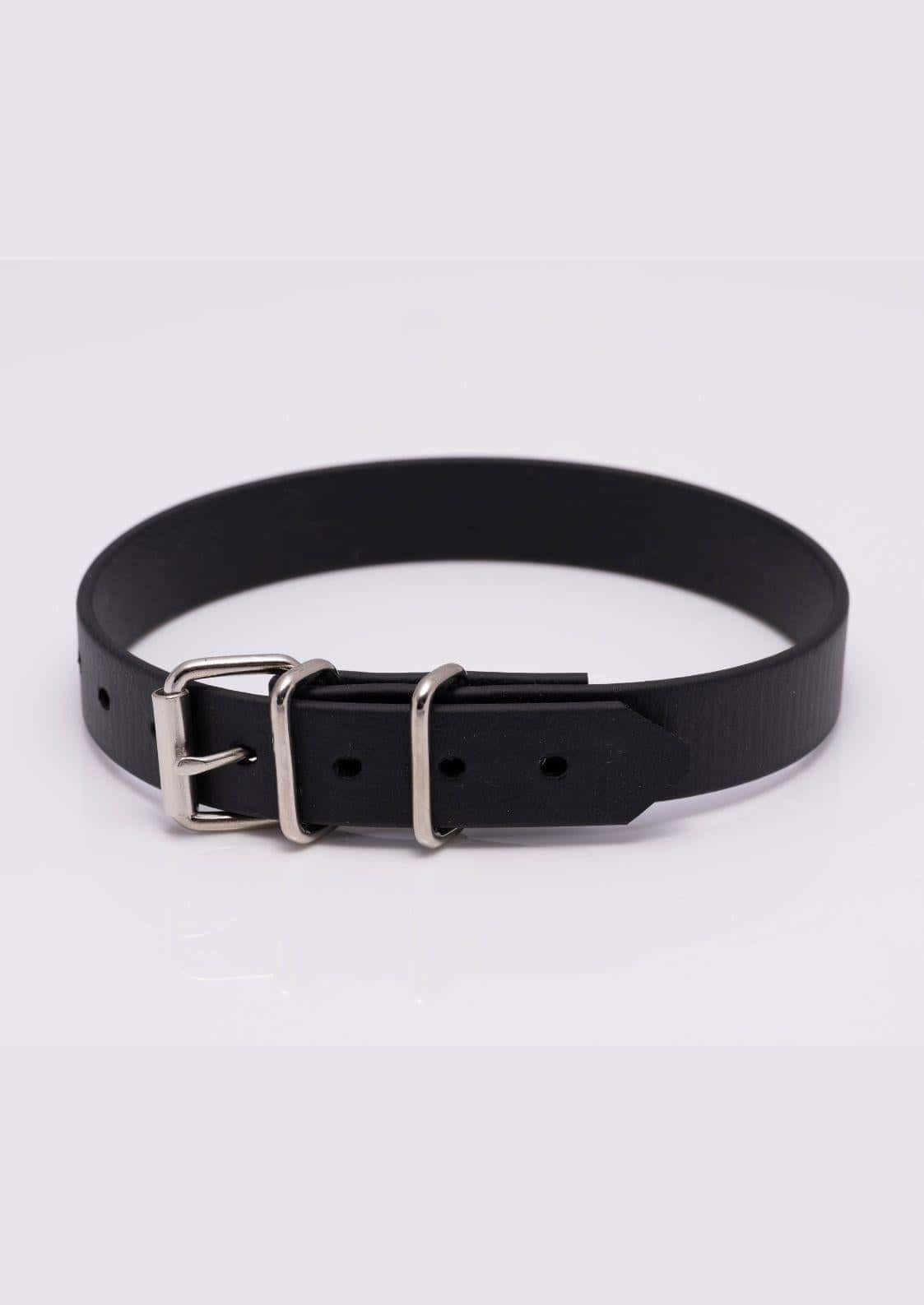 Rückansicht des schwarzen Easure plain Chokers aus BioThane mit silberner Schnalle