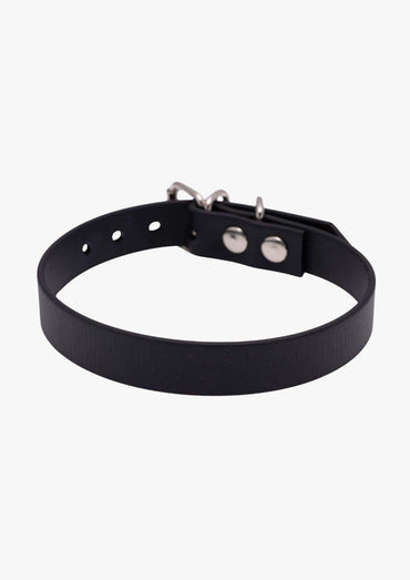 Frontansicht eines schwarzen Easure plain Chokers aus BioThane mit silberner Schnalle