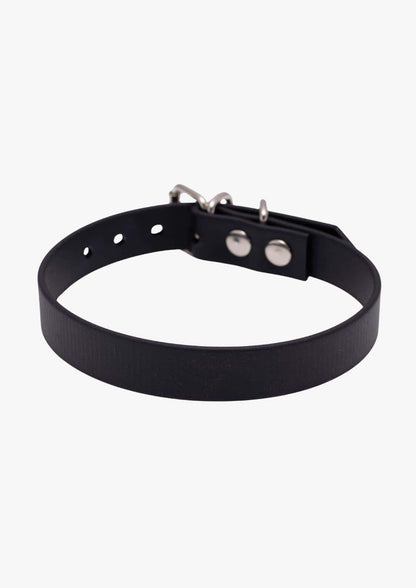 Frontansicht eines schwarzen Easure plain Chokers aus BioThane mit silberner Schnalle