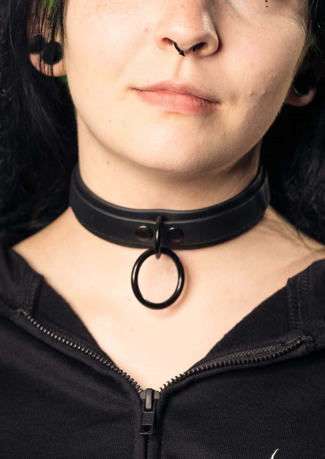 Model trägt den schwarzen Easure Slave black Choker aus BioThane mit O-Ring