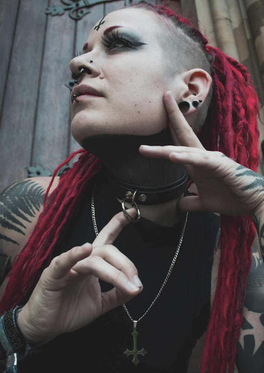 Model trägt den schwarzen Easure Slave Choker aus BioThane mit silbernem O-Ring in der Froschperspektive
