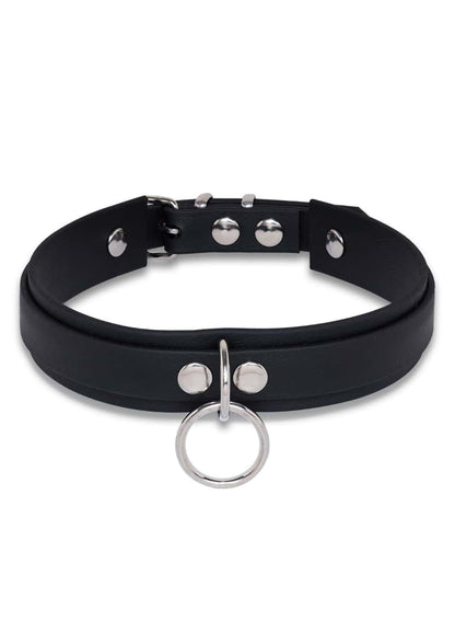 Frontansicht des schwarzen Easure Slave Chokers aus BioThane mit silbernem O-Ring