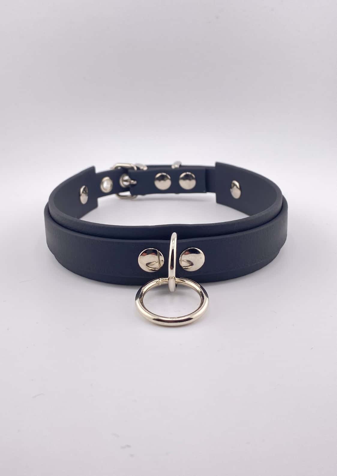 Detailbild des schwarzen Easure Slave Chokers aus BioThane mit silbernem O-Ring