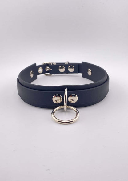 Detailbild des schwarzen Easure Slave Chokers aus BioThane mit silbernem O-Ring