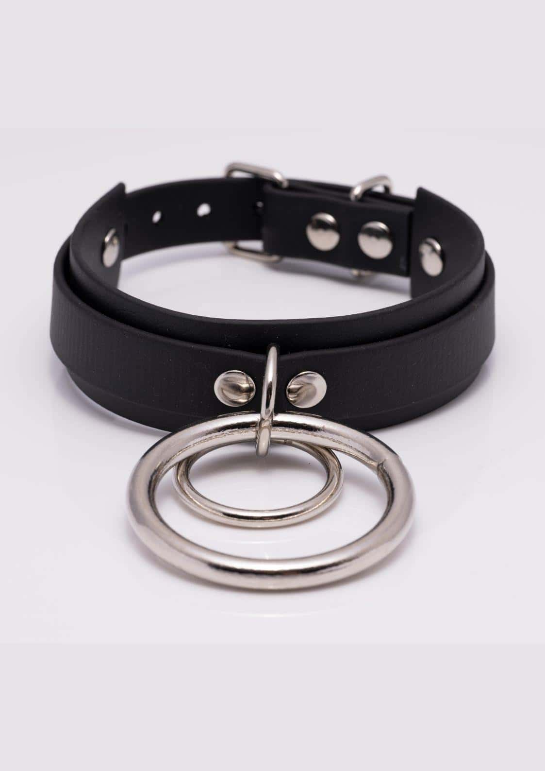 Schwarzer lederchoker mit silbernen doppelt o-ring metallringen und nieten handgefertigte choker langlebiges material chain slave