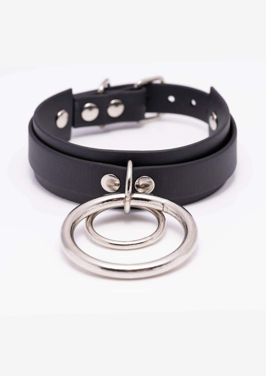 Schwarzer leather choker mit silbernen doppel o-ringen und nieten aus langlebigem material handgefertigte choker