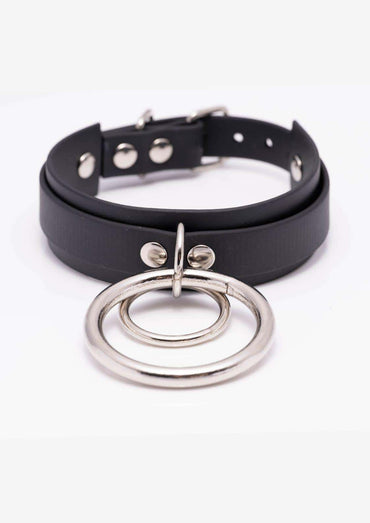 Schwarzer leather choker mit silbernen doppel o-ringen und nieten aus langlebigem material handgefertigte choker