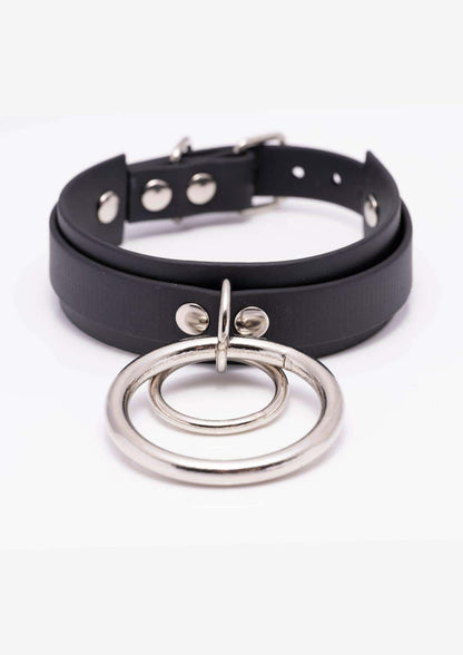 Schwarzer leather choker mit silbernen doppel o-ringen und nieten aus langlebigem material handgefertigte choker