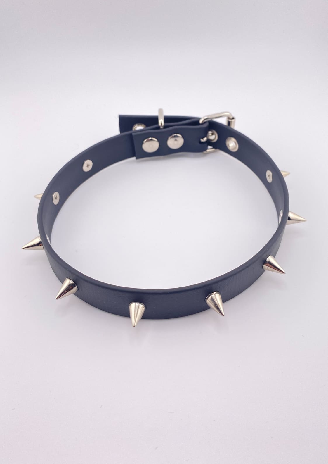 Dunkelblauer EASURE SPIKE Choker mit silbernen Nieten, handgefertigt, gothic