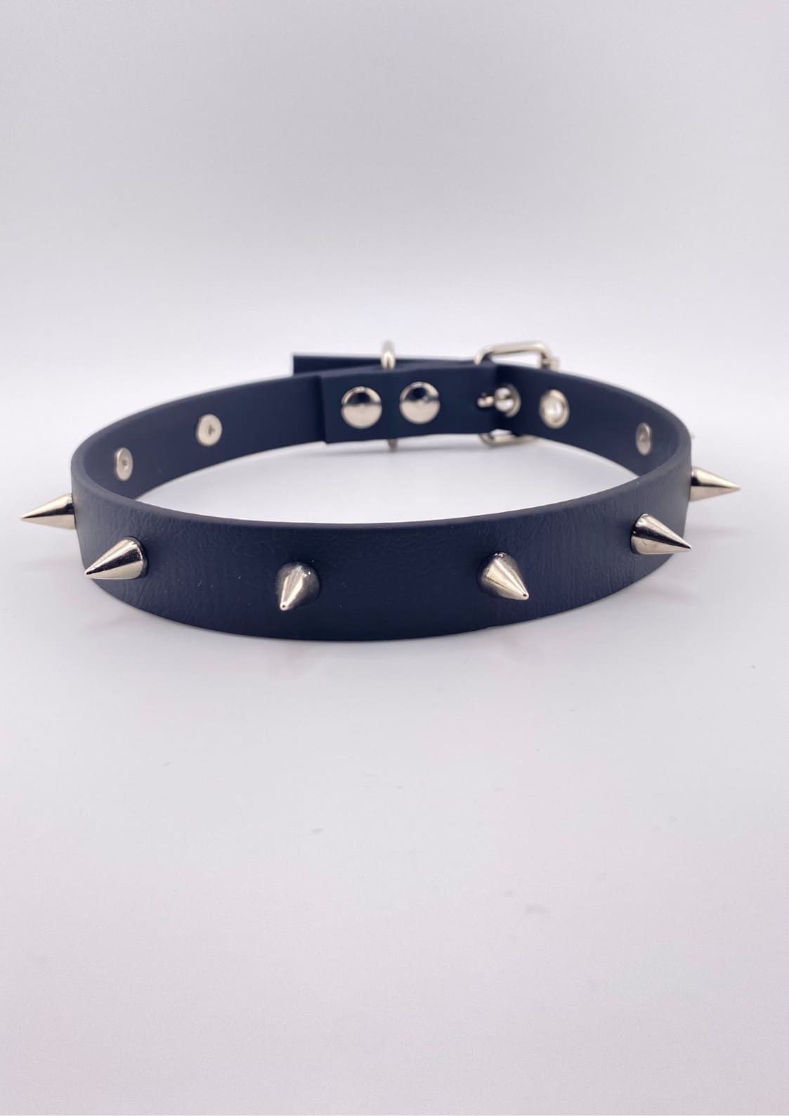Dunkelblaue handgefertigte Gothic-Choker EASURE SPIKE mit silbernen Nieten