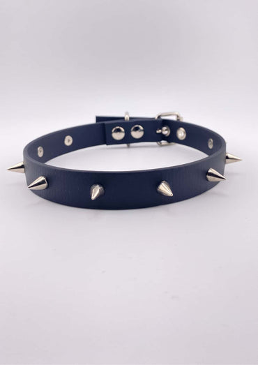 Schwarzer Easure Spike Choker aus BioThane mit silbernen Metallspikes