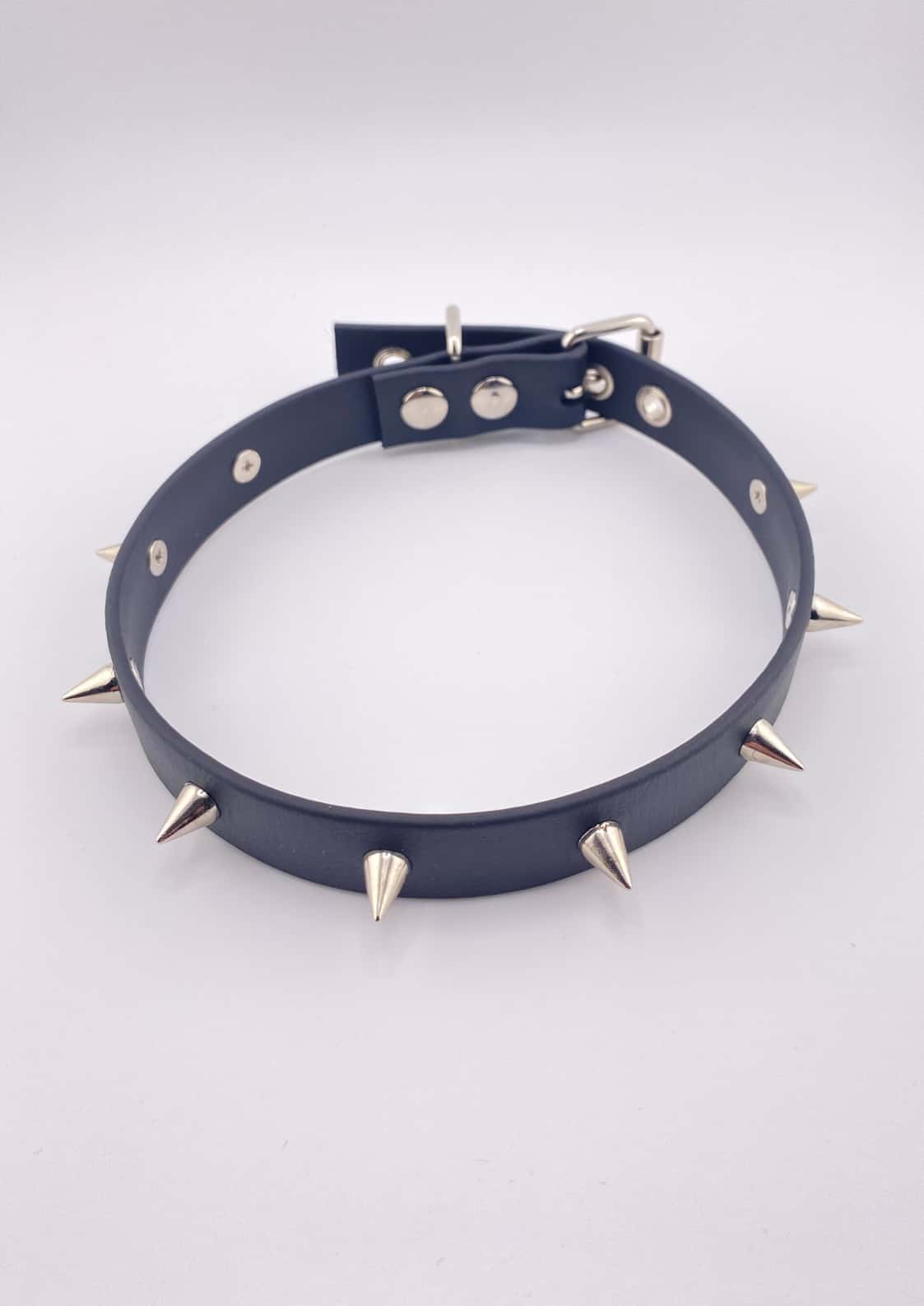 Draufsicht des schwarzen Easure Spike Chokers aus BioThane mit silbernen Metallnieten