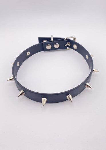 Draufsicht des schwarzen Easure Spike Chokers aus BioThane mit silbernen Metallnieten