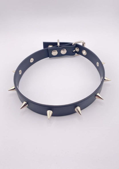 Draufsicht des schwarzen Easure Spike Chokers aus BioThane mit silbernen Metallnieten