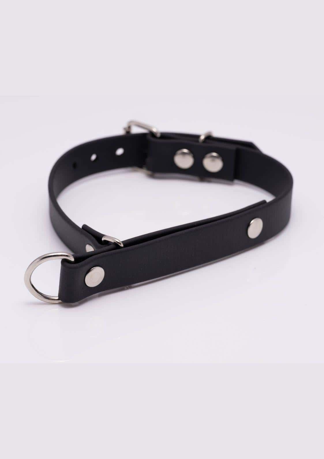 Frontansicht des schwarzen Easure Strangler silver Chokers aus BioThane zum Würgen