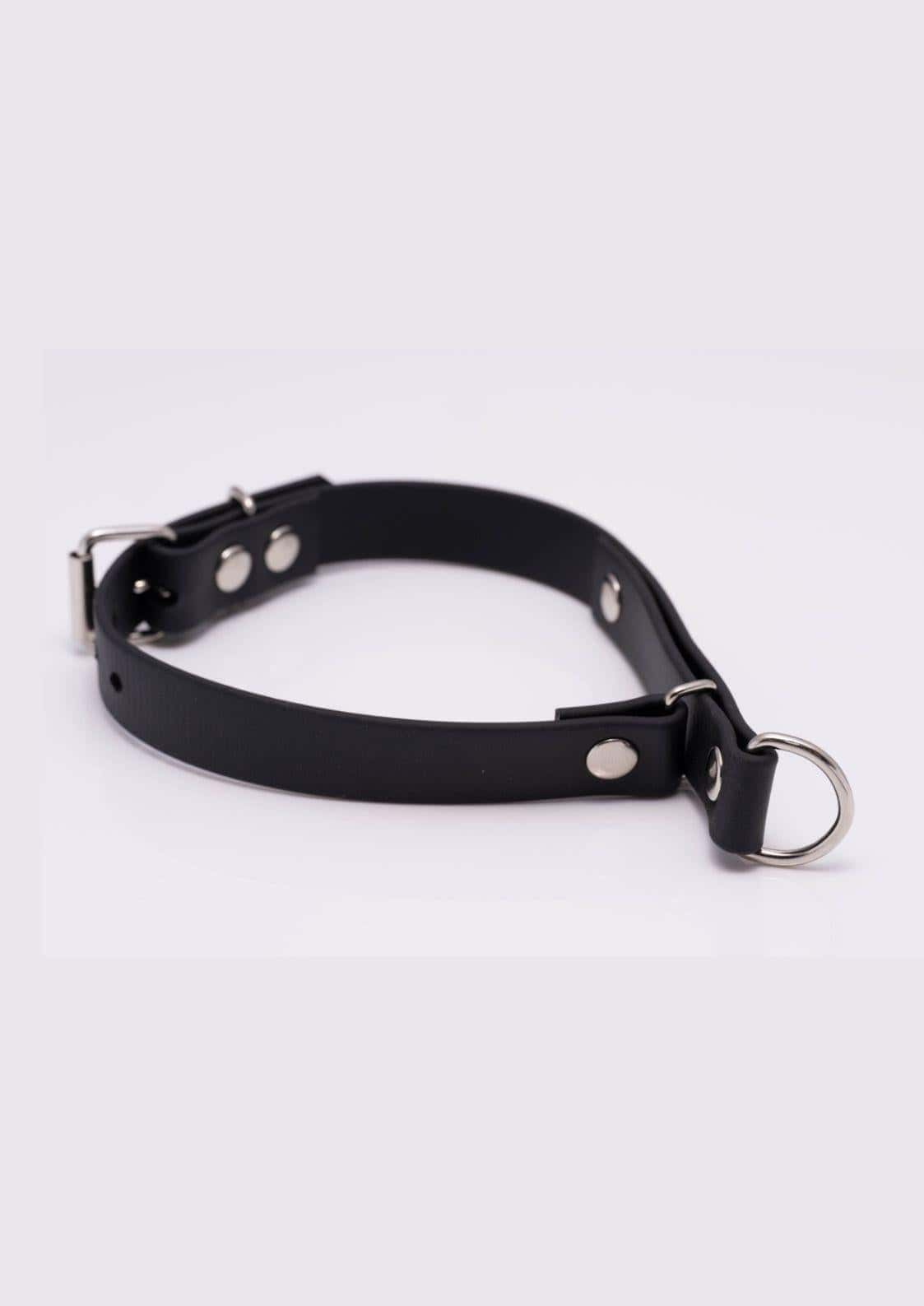 Detailaufnahme des schwarzen Easure Strangler silver Chokers aus BioThane
