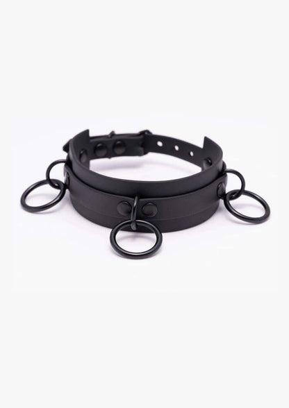 Schwarzer easure trible slave handgefertigte choker aus langlebigem material mit mehreren metallringen und schnalle