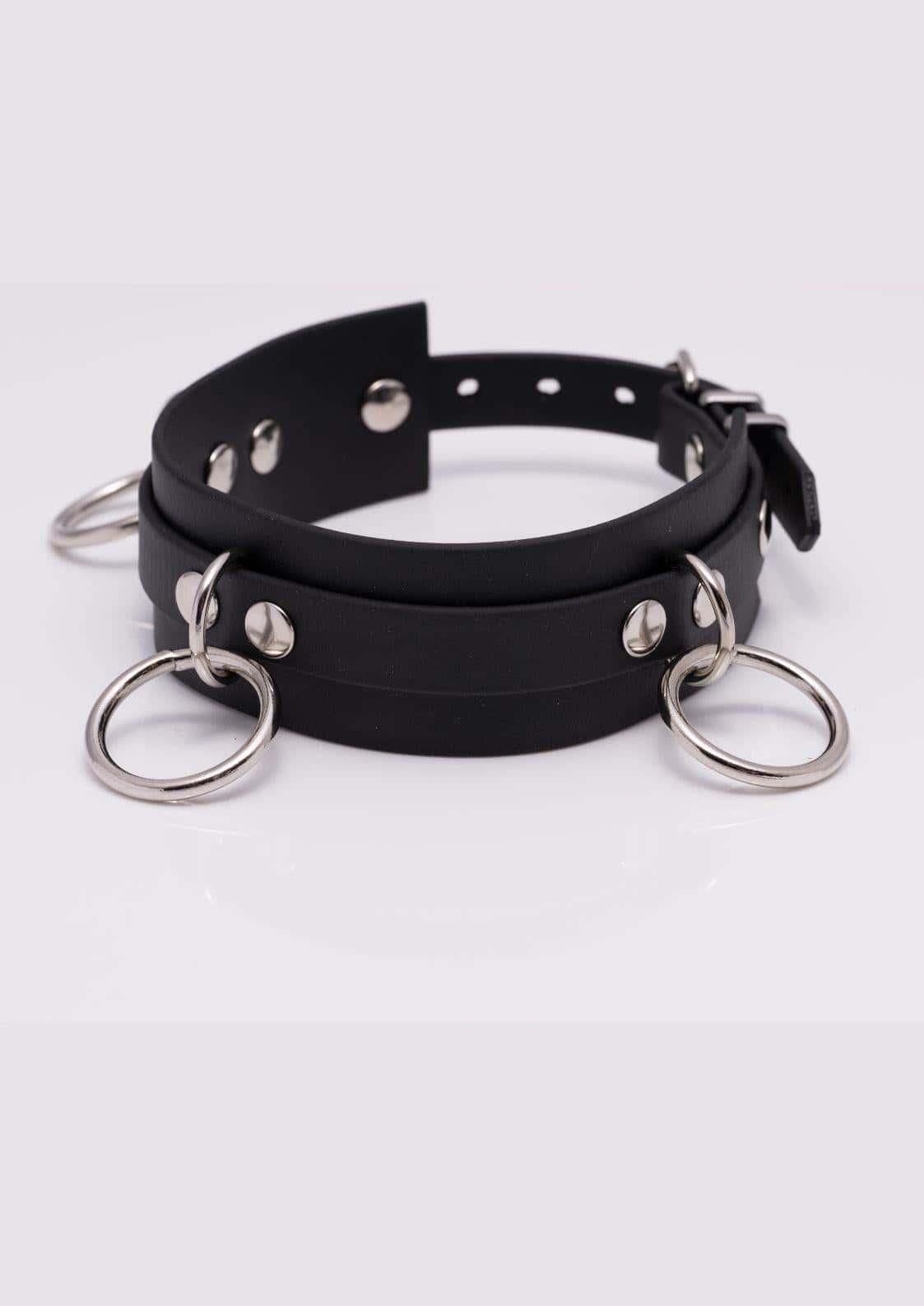 Schwarzer handgefertigte choker aus langlebiges material mit silbernen metalringen und studs im chain slave design