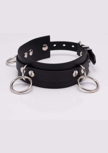 Schwarzer handgefertigte choker aus langlebiges material mit silbernen metalringen und studs im chain slave design