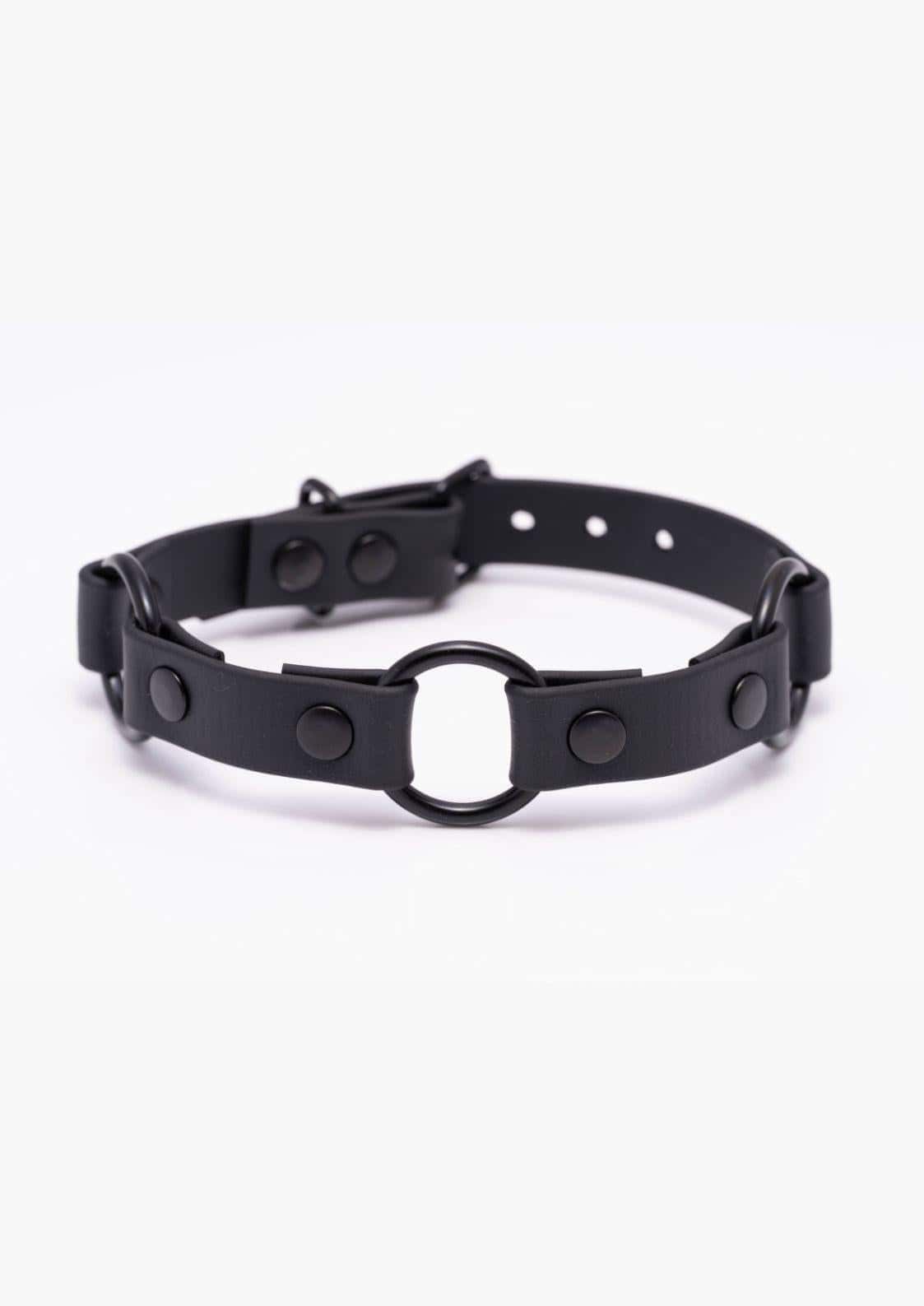 Detailaufnahme des schwarzen Easure Triple O-Ring black Chokers aus BioThane mit 3 schwarzen O-Ringen
