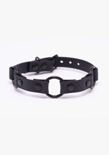 Detailaufnahme des schwarzen Easure Triple O-Ring black Chokers aus BioThane mit 3 schwarzen O-Ringen