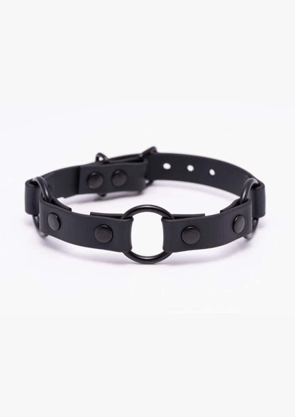 Detailaufnahme des schwarzen Easure Triple O-Ring black Chokers aus BioThane mit 3 schwarzen O-Ringen