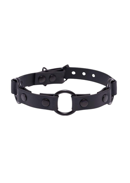 Schwarzer handgefertigte choker aus langlebigem material mit metallring für einen gothic stil